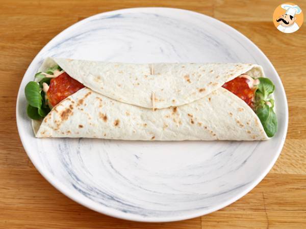 Kanapka wrap z chorizo, awokado i pomidorami - Przygotowanie krok 4