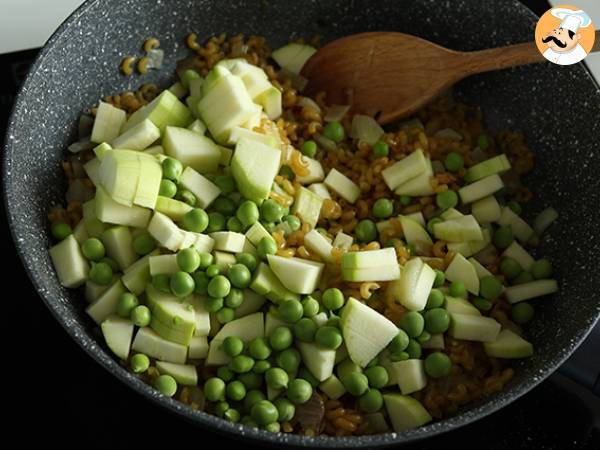 Risotto z coquillettes, groszkiem, cukinią, czosnkiem i serem ziołowym - Przygotowanie krok 4