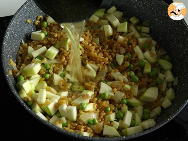 Risotto z coquillettes, groszkiem, cukinią, czosnkiem i serem ziołowym - Przygotowanie krok 5