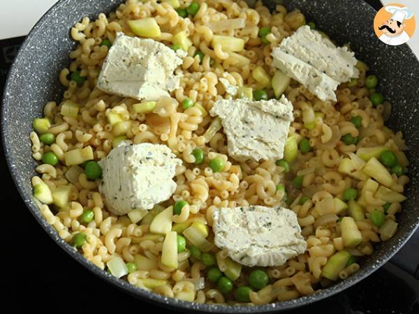 Risotto z coquillettes, groszkiem, cukinią, czosnkiem i serem ziołowym - Przygotowanie krok 6