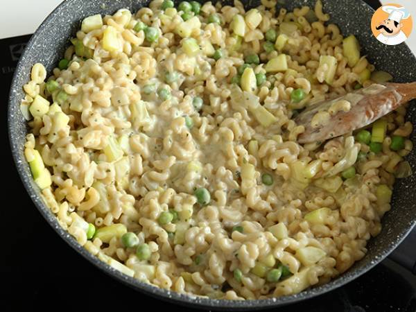 Risotto z coquillettes, groszkiem, cukinią, czosnkiem i serem ziołowym - Przygotowanie krok 7