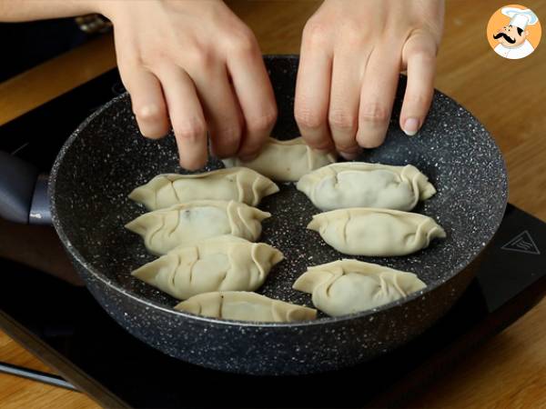Gyozas z kurczakiem, marchewką i pieczarkami - Przygotowanie krok 10