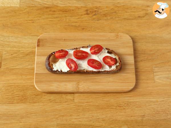 Kanapki z serem śmietankowym, pesto i pomidorkami koktajlowymi - Przygotowanie krok 2