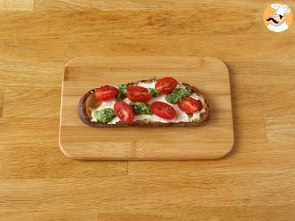Kanapki z serem śmietankowym, pesto i pomidorkami koktajlowymi - Przygotowanie krok 3