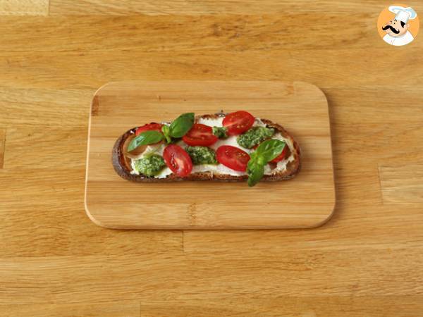 Kanapki z serem śmietankowym, pesto i pomidorkami koktajlowymi - Przygotowanie krok 4