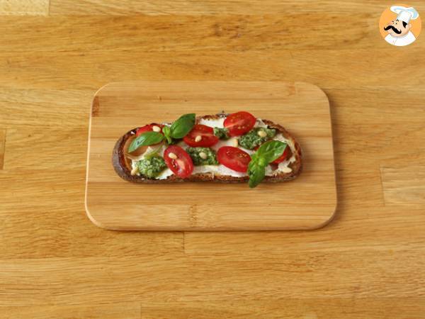 Kanapki z serem śmietankowym, pesto i pomidorkami koktajlowymi - Przygotowanie krok 5
