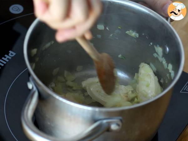 Makaron jednogarnkowy ze szpinakiem, kozim serem i kurczakiem - Przygotowanie krok 1
