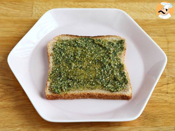 Bruschetta z pesto, pomidorkami koktajlowymi i serem mozzarella - Przygotowanie krok 1