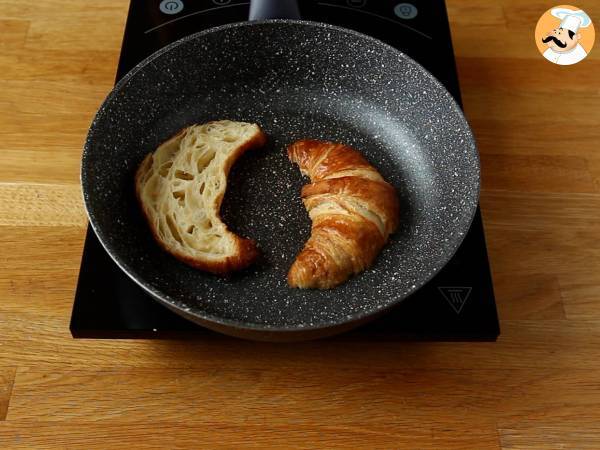 Kanapka z rogalikiem Raclette na udany brunch! - Przygotowanie krok 3