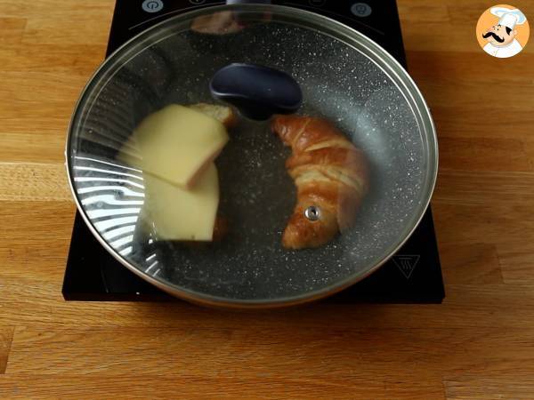 Kanapka z rogalikiem Raclette na udany brunch! - Przygotowanie krok 4