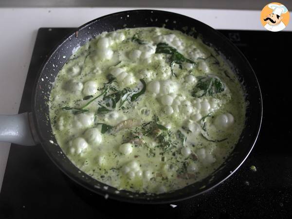 Kurczak w kremowym sosie ze szpinakiem i pieczarkami - Przygotowanie krok 2