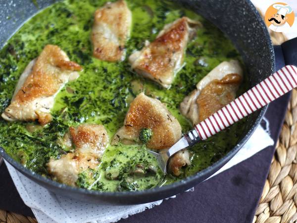 Kurczak w kremowym sosie ze szpinakiem i pieczarkami - Przygotowanie krok 3