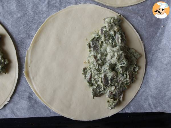 Pierożki nadziewane pieczarkami i szpinakiem - Przygotowanie krok 3