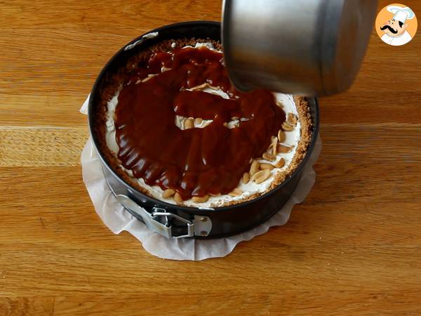 Wyjątkowo smakowity sernik w stylu Snickersa - Przygotowanie krok 7