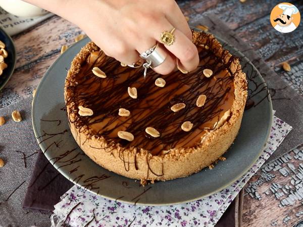 Wyjątkowo smakowity sernik w stylu Snickersa - Przygotowanie krok 9