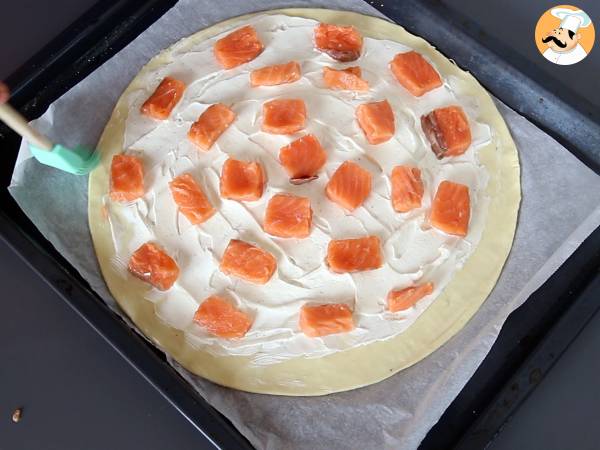 Kruche ciasto z łososiem i serkiem śmietankowym, idealne na przekąskę na aperitif - Przygotowanie krok 3