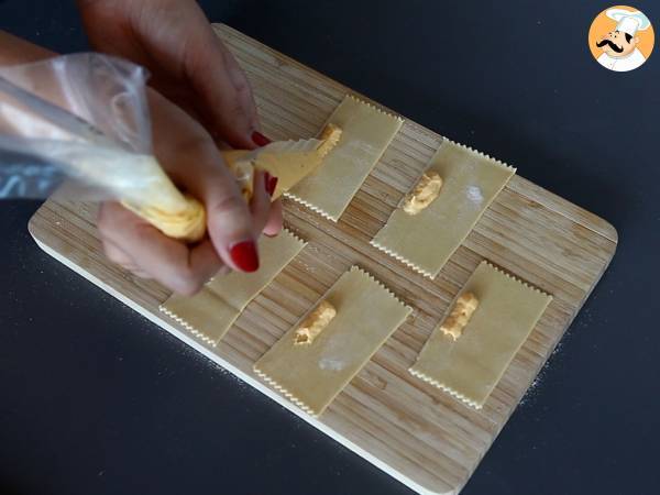 Caramelle, ravioli w kształcie cukierków z nadzieniem z dyni i ricotty - Przygotowanie krok 10
