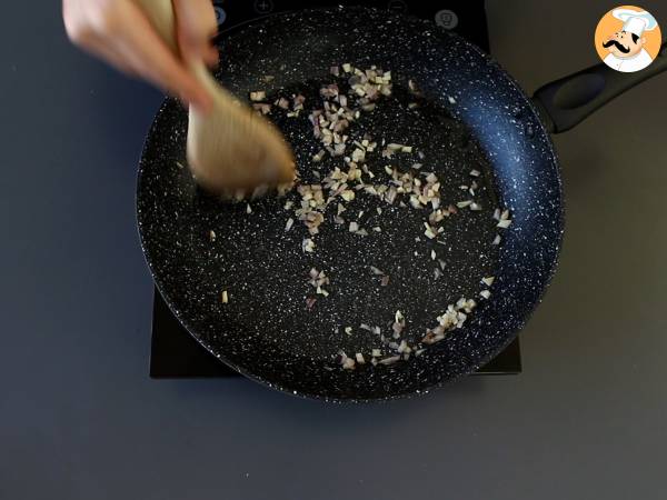 Nasi goreng, indonezyjskie danie z ryżu - Przygotowanie krok 3