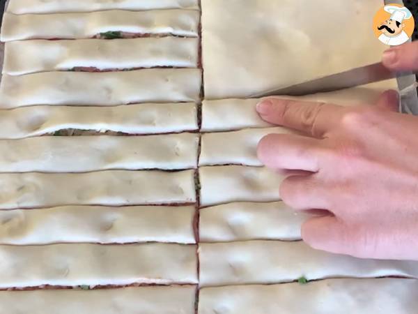 Maxi skręty z ciasta francuskiego (pomidor, szynka, mozzarella, pietruszka) - Przygotowanie krok 4