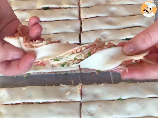 Maxi skręty z ciasta francuskiego (pomidor, szynka, mozzarella, pietruszka) - Przygotowanie krok 5