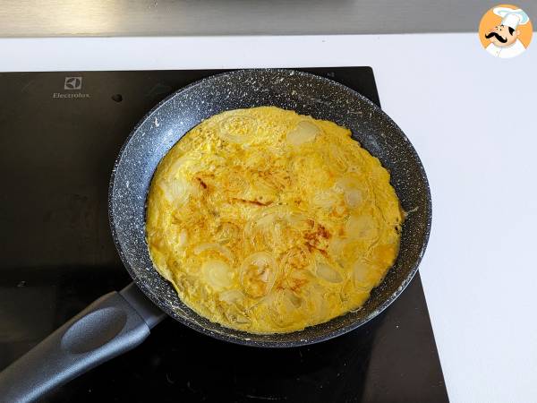 Omlet cebulowy - smaczny i łatwy przepis do przygotowania - Przygotowanie krok 6