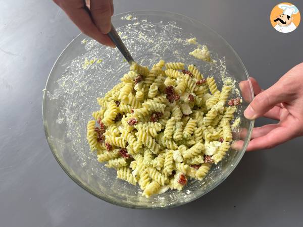 Makaron na zimno z pesto z cukinii, mozzarellą bawolej i suszonymi pomidorami - Przygotowanie krok 4