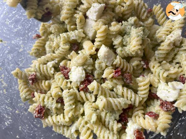 Makaron na zimno z pesto z cukinii, mozzarellą bawolej i suszonymi pomidorami - Przygotowanie krok 5