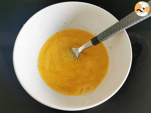Omlet serowy, ekspresowy przepis gotowy w 5 minut! - Przygotowanie krok 2