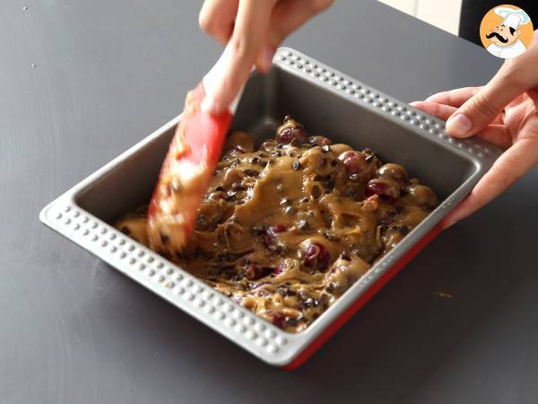 Blondie z wiśniami i czekoladą, idealne chrupiące ciasto. - Przygotowanie krok 4