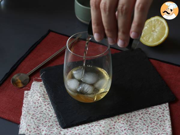 Spritz St-Germain z likierem z kwiatu czarnego bzu - orzeźwiający koktajl na lato - Przygotowanie krok 2