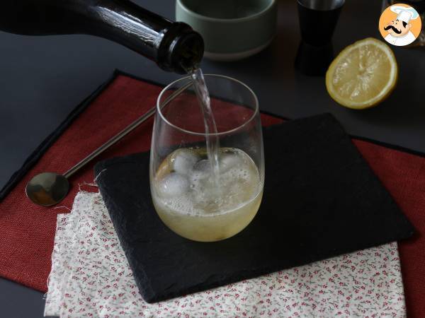 Spritz St-Germain z likierem z kwiatu czarnego bzu - orzeźwiający koktajl na lato - Przygotowanie krok 3