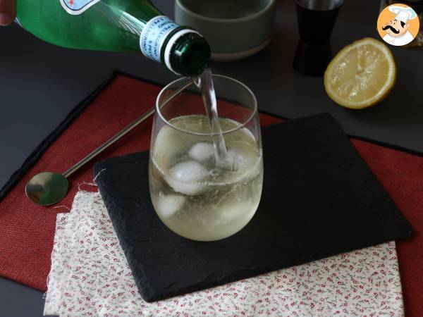 Spritz St-Germain z likierem z kwiatu czarnego bzu - orzeźwiający koktajl na lato - Przygotowanie krok 4