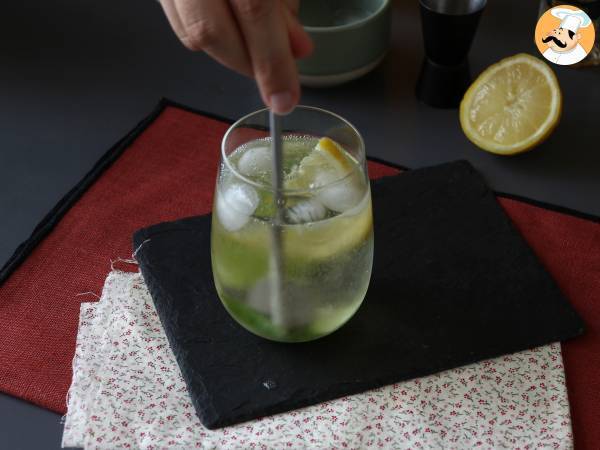 Spritz St-Germain z likierem z kwiatu czarnego bzu - orzeźwiający koktajl na lato - Przygotowanie krok 6
