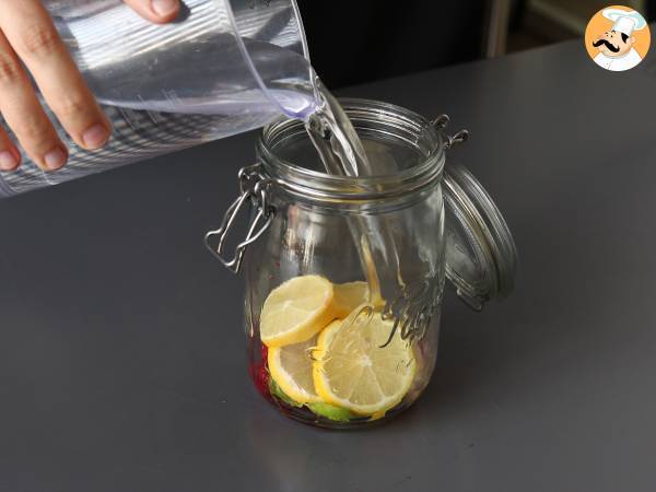 Woda o smaku cytryny, bazylii i malin - Przygotowanie krok 4