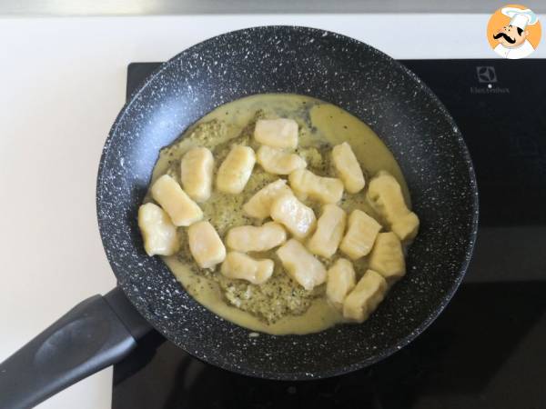 Domowe gnocchi ziemniaczane z pesto - Przygotowanie krok 6