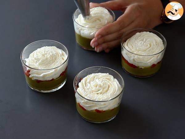Wegetariańskie verrines: krem z groszku, kruszonka z parmezanu i krem mascarpone - Przygotowanie krok 9
