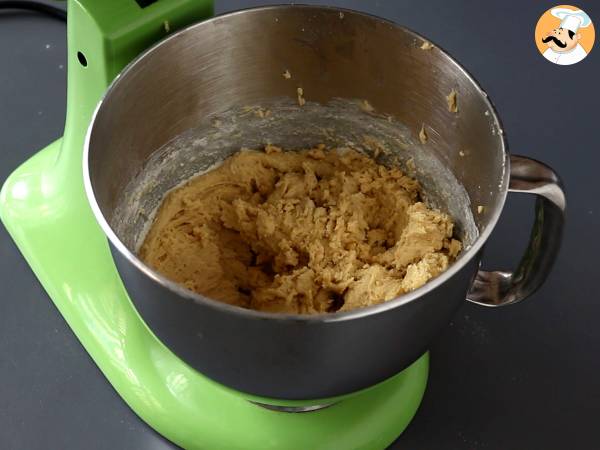 Ciasteczka XXL z orzechami laskowymi, mleczną czekoladą i pralinami - Przygotowanie krok 3
