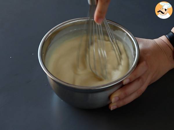 Choco flan, idealne połączenie wilgotnego ciasta czekoladowego i waniliowo-karmelowego flanu. - Przygotowanie krok 3