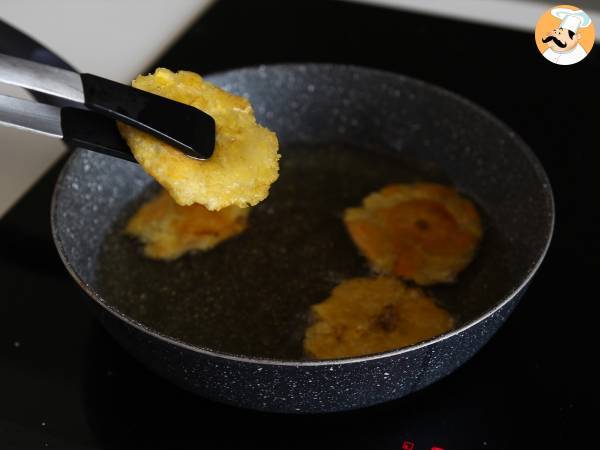 Patacones, kolumbijskie tosty z babki lancetowatej z guacamole i pomidorami - Przygotowanie krok 10