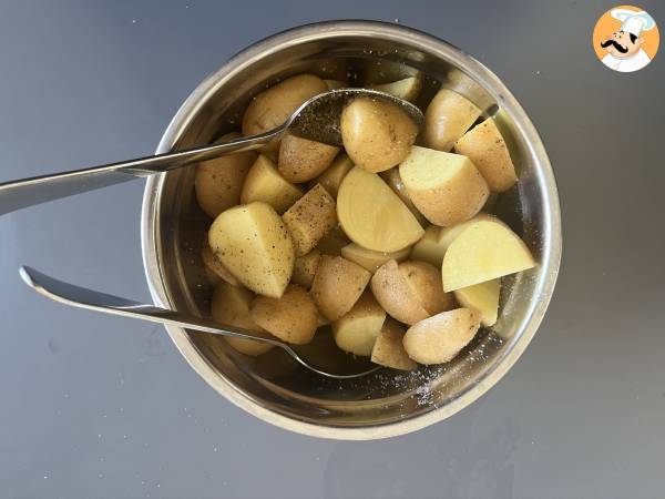 Ziemniaki pieczone w piekarniku - klasyczny i niezawodny przepis - Przygotowanie krok 2