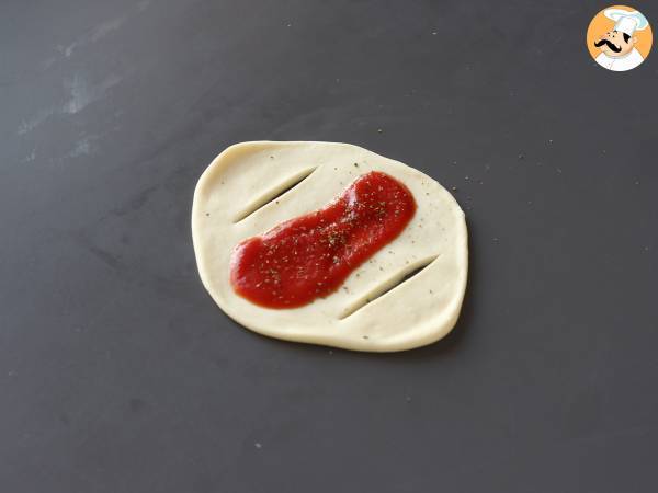 Roladki w stylu pizzy wypełnione sosem pomidorowym, szynką i mozzarellą - Przygotowanie krok 3