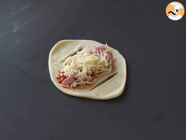 Roladki w stylu pizzy wypełnione sosem pomidorowym, szynką i mozzarellą - Przygotowanie krok 4