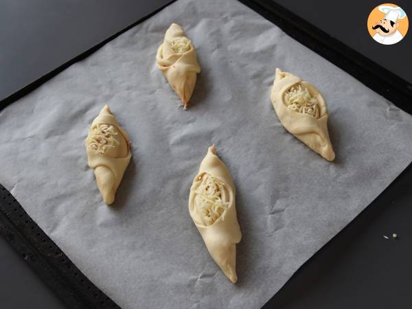 Roladki w stylu pizzy wypełnione sosem pomidorowym, szynką i mozzarellą - Przygotowanie krok 6