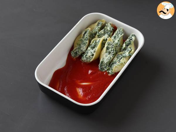 Conchiglioni nadziewane ricottą i szpinakiem: nieodparte wegetariańskie danie zapiekane - Przygotowanie krok 7