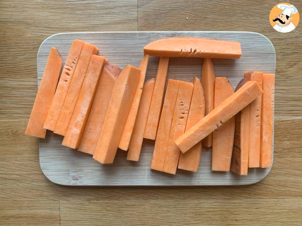 Frytki ze słodkich ziemniaków w frytkownicy powietrznej - chrupiące i miękkie! - Przygotowanie krok 2