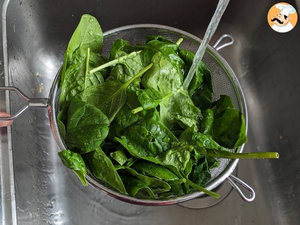 Omlet ze szpinakiem, łatwe i smaczne wegetariańskie danie główne - Przygotowanie krok 1