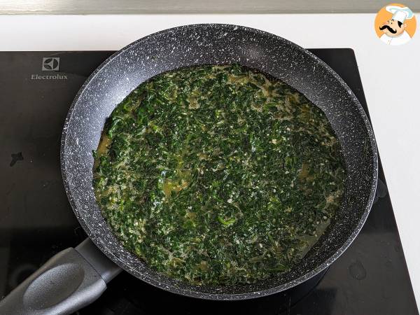 Omlet ze szpinakiem, łatwe i smaczne wegetariańskie danie główne - Przygotowanie krok 7