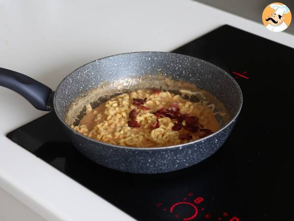 Jak ugotować makaron Buldak o smaku carbonara? Najlepszy przepis! - Przygotowanie krok 8
