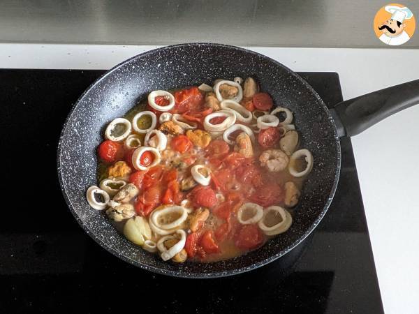 Makaron z mrożonymi owocami morza, smaczne i bardzo szybkie pierwsze danie - Przygotowanie krok 3