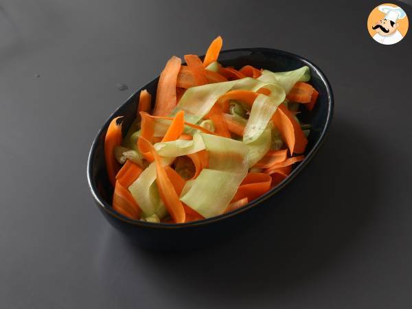 Sałatka z tagliatelle warzywnych i sosem orzechowym - Przygotowanie krok 4